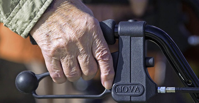 Die Zahl alter Menschen steigt auch im Landkreis.  | Foto: DPA/Marco Kupfer