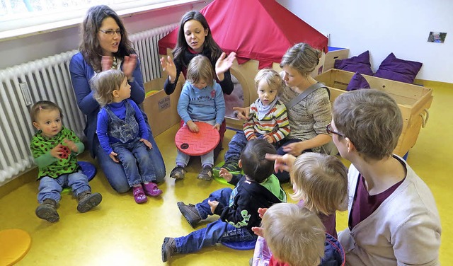 Die Kinder der neuen Kleinkindgruppe  ...ner (rechts daneben)  gut aufgehoben.   | Foto: Harald Albiker