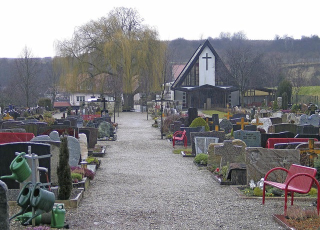 Teurer wird die Bestattung auf dem  Ei...alte Friedhof bei der Kirche genutzt.   | Foto: gustav rinklin