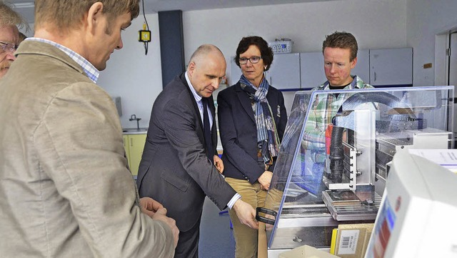 Beeindruckt zeigte sich OB Stefan Schl...achim Altenmller (links)  vorfhrte.   | Foto: Gerhard Walser