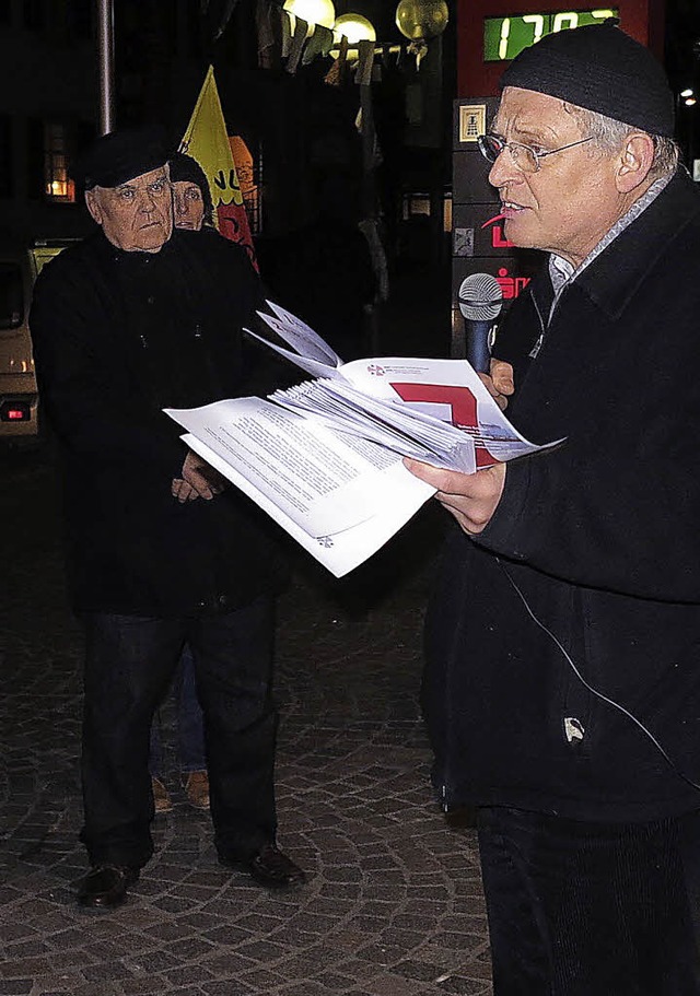 TRAS-Prsident Jrg Stcklin sprach bei  der  Montagsdemo.    | Foto: Philipp