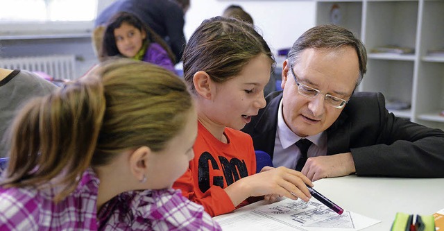 Kultusminister Andreas Stoch (rechts) ...typ genehmigt, steht noch nicht fest.   | Foto: dpa