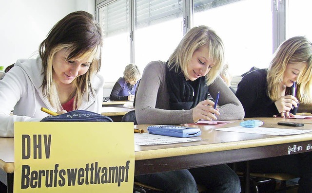 Die Auszubildenden stellten sich dem freiwilligen Wissenstest.   | Foto: zvg