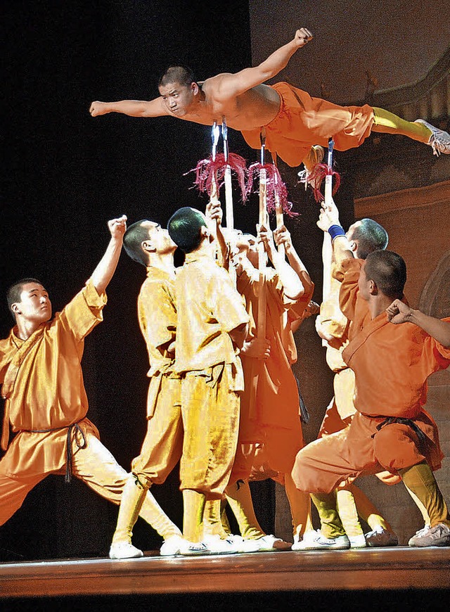 Unblutig: Ein Shaolin-Sportler liegt auf fnf Speerspitzen.   | Foto: Frank Kiefer