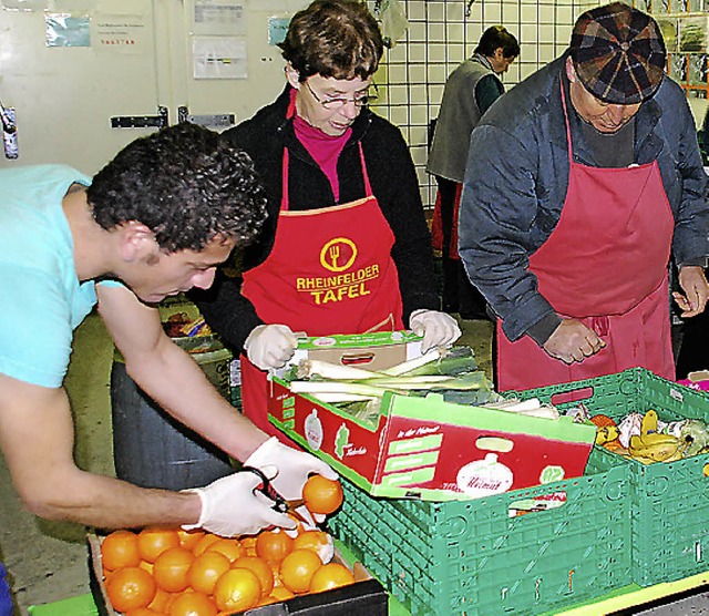 Die Mitarbeiter der Tafel haben es mit ihren Kunden oft schwer.   | Foto: Ralf Staub