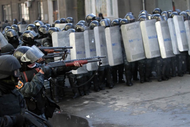 Die Polizei rckt auf den Maidan in Kiew vor.  | Foto: AFP