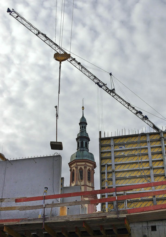 Neubau Marienhaus mit Turm der Hl. Kreuz-Kirche  | Foto: Burgmaier Ralf