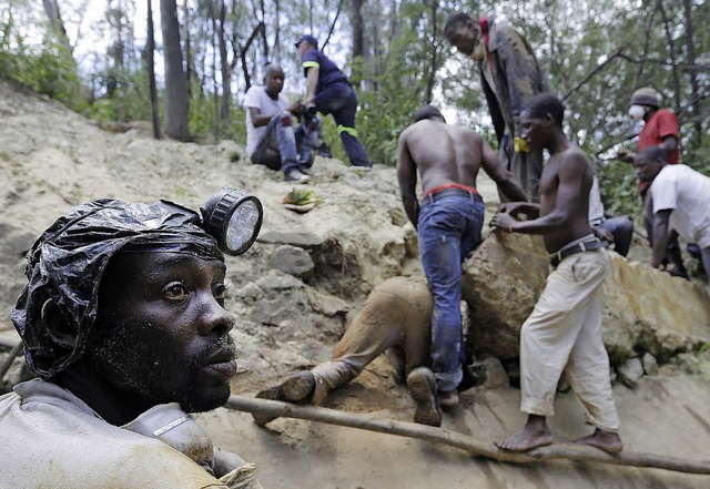Illegale Minenarbeiter suchen nach Verschtteten.   | Foto: DPA
