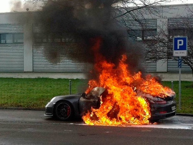 Teurer Brand: ein 911 GT&#8197;3 in der Schweiz in Flammen  | Foto: DPA