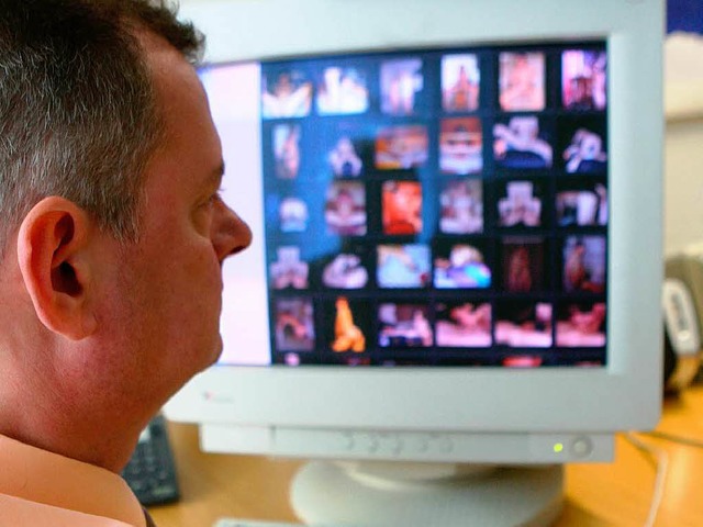 Ein Fahnder vor einem Computer mit Kinderpornos  | Foto: Peter Frster