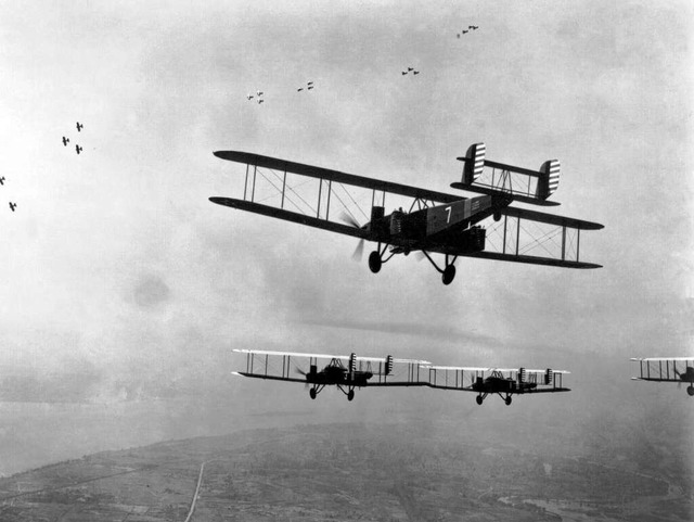 B-2 Doppeldecker aus dem Ersten Weltkrieg im Formationsflug  | Foto: picture-alliance / dpa/dpaweb