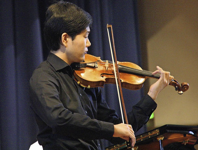 Mit viel Herzblut spielte Akira Kamijo Mendelssohns Violinkonzert e-Moll.  | Foto: Hans Jrgen Kugler