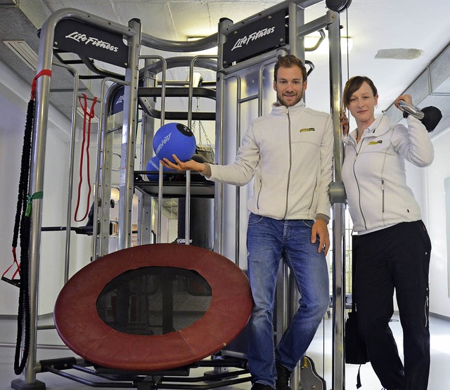 Trainer Bernhard Wiesler und Susanne A...r dem neuen Synrgy-Multifunktionsgert  | Foto: anfe