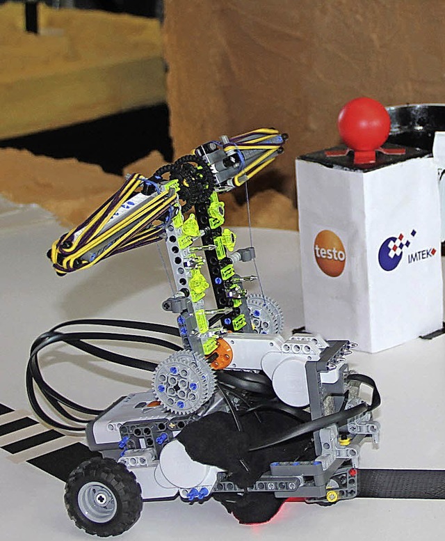 Ein Roboter spielt beim Basketball.  | Foto: Testo