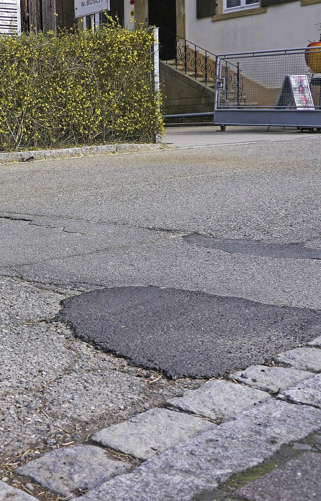 Mllheim erhlt ein Straenkataster. D...den auch  Straenschden aufgenommen.   | Foto: Vera Bchin