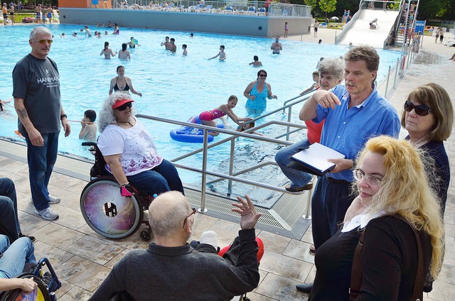 Der Behindertenbeirat bei der Besichti...ibad, die viele Anregungen erbrachte.   | Foto: SENF