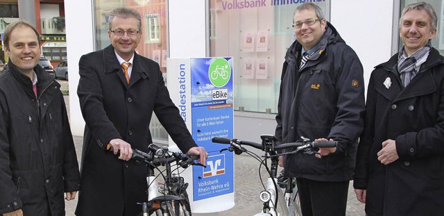 Elektrisiert: Siegfried Pflger, Gesch...iebsleiter der Stadtwerke (von links)   | Foto: Susanne Kanele