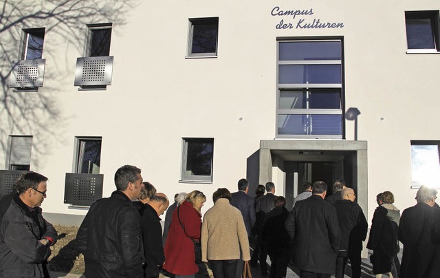 Hinein in die gute Stube: Die Bad Kroz... neue Flchtlingswohnheim in Breisach.  | Foto: A. Huber