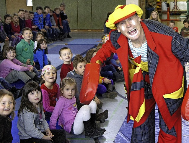 ber die Spe von Clown Lollo lachten...m Mittwoch in der Sabine-Spitz-Halle.   | Foto: Reinhard Herbrig