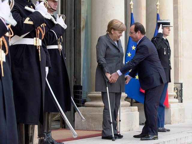 Prsidiale Hilfe: Franois Hollande em...gela Merkel am Pariser Elyse-Palast.   | Foto: dpa