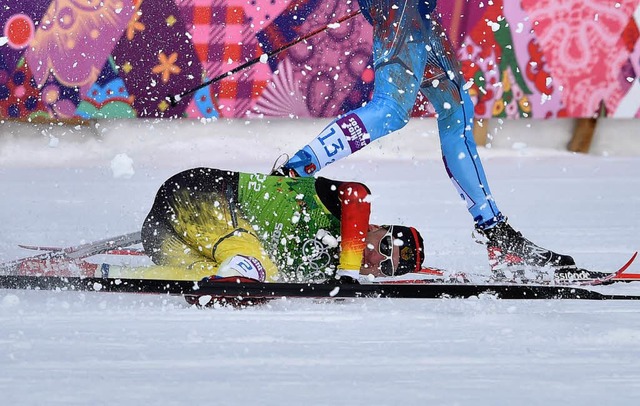 Im Schnee gelandet: Tim Tscharnke geht...der Finne Sami Jauhojrvi ist enteilt.  | Foto: dpa