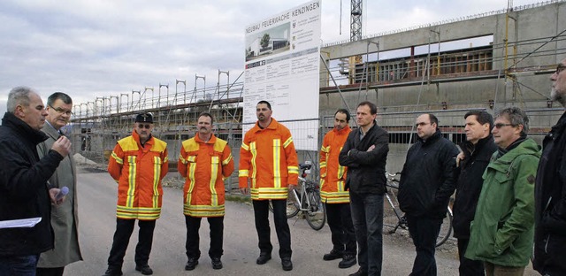 Baustellenbesichtigung beim neuen Kenz... Hess (links) ber den Baufortschritt.  | Foto: Ilona Hge