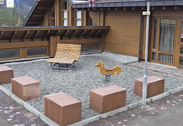 Sitzplatz im Freien und Kinderspielzeu...neue Eingangsbereich beim Brgertreff   | Foto: gemeinde seelbach