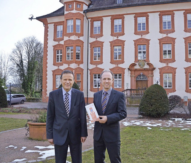 Kulturreferent Jrgen Glocker (links) ...rogramm 2014 in Schloss Bonndorf vor.   | Foto: Juliane Khnemund