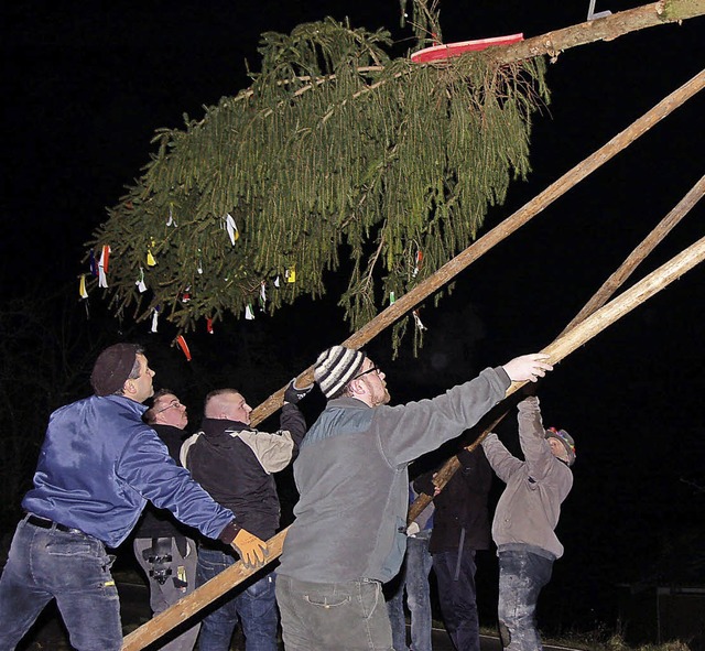 Bei Vollmond stellten die &quot;Eberfi...alentinstag ihren Narrenbaum mit Herz.  | Foto: Jutta Binner-Schwarz