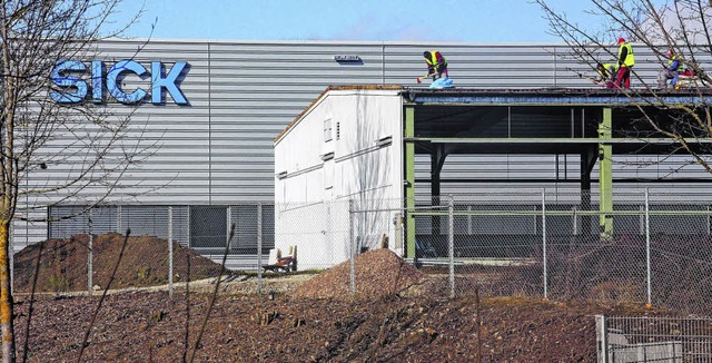 Neu und alt: Im Mai wird die neue Prod... dient dann als Mitarbeiterparkplatz.   | Foto: Gnter Vollmer