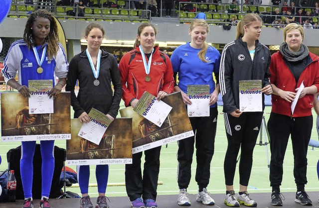 Anna-Lena Gamp (dritte von links) als ...en deutschen  U-20-Diskuswerferinnen.   | Foto: Heiler