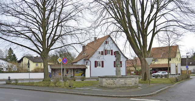 Die Silberlinde (der Baum rechts)  auf...nplatz Buggingen muss gefllt werden.   | Foto: Sigrid Umiger