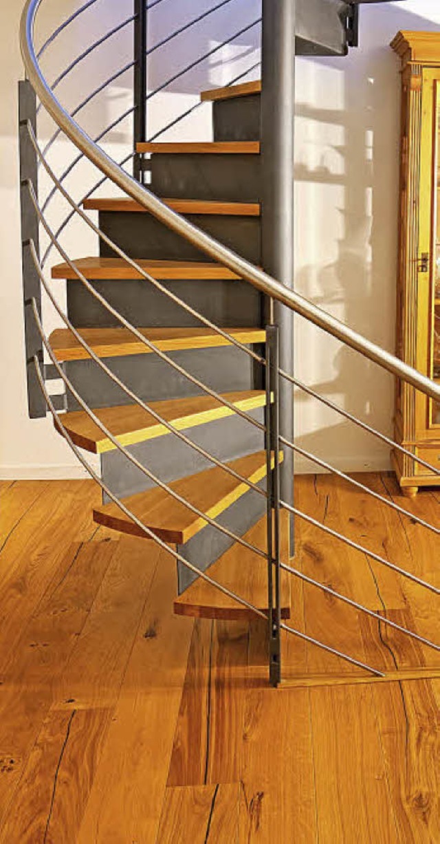 Ist der Handlauf einer Treppe aus Metall, fhlt er sich glatt und khl an.   | Foto: Fuchs-Treppen