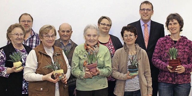 Brgermeister Harald Lotis (2. v.r.) u...Helfern, die zur Grnpflege beitrugen.  | Foto: Christiane Franz