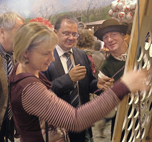 Hans Clauert (rechts) rhrt auf der Gr...fest im Trebiner Ortsteil Blankensee.   | Foto: SCHULZE