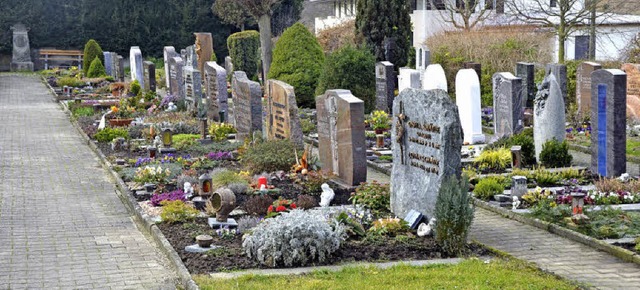 Auch fr Bestattungen auf dem Friedhof...rgen muss knftig mehr bezahlt werden.  | Foto: gerold zink