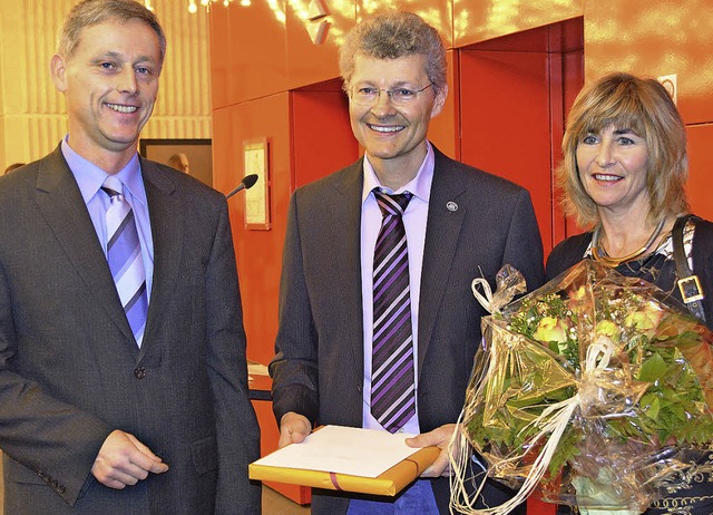 Brgermeister Michael Wilke berreicht...Umweltschutz. Rechts: Dagmar Hitzfeld   | Foto: Britta Wieschenkmper