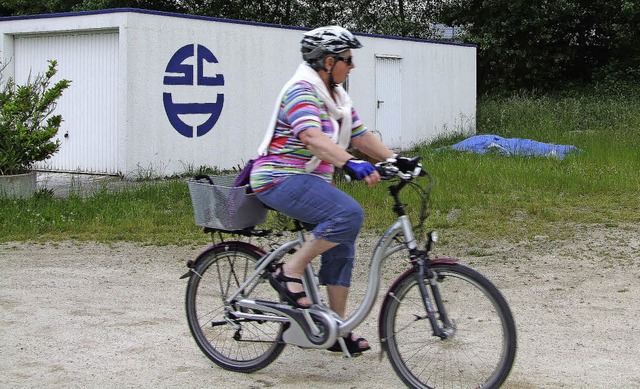 Der Wieseradweg soll auch auf Hhe der...tze des SC Haagen asphaltiert werden.   | Foto: Martina David-Wenk