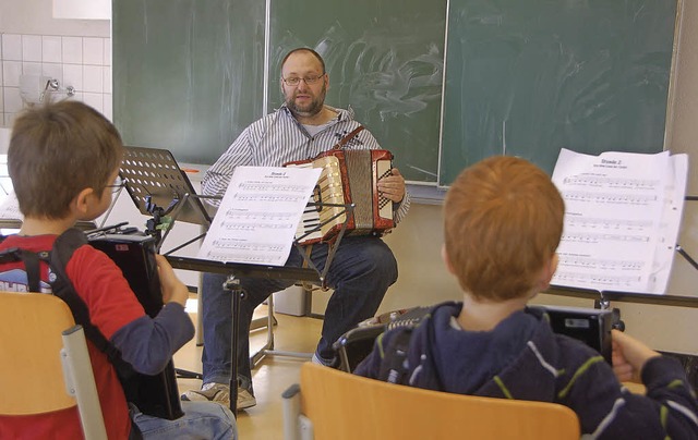 Ronny Fugmann und seine Grundschul-Akk...r ben fleiig eine Stunde pro Woche.   | Foto: helena Kiefer