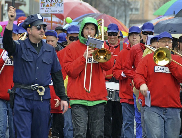 Doppelt auf Tour:  Axel Berger mit  Kapelle beim Narrentag   | Foto: hsl