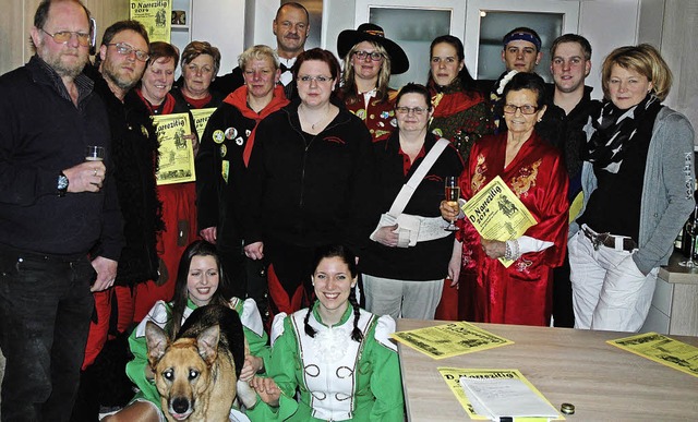 Gruppenbild mit Hund und Narrenzeitung...germeisterstellvertreter Jrg Oehler.   | Foto: Christiane Sahli