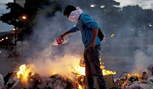 Die Bilder gleichen sich: Wie in der U...enden Regierungsgegnern  und Polizei.   | Foto: AFP