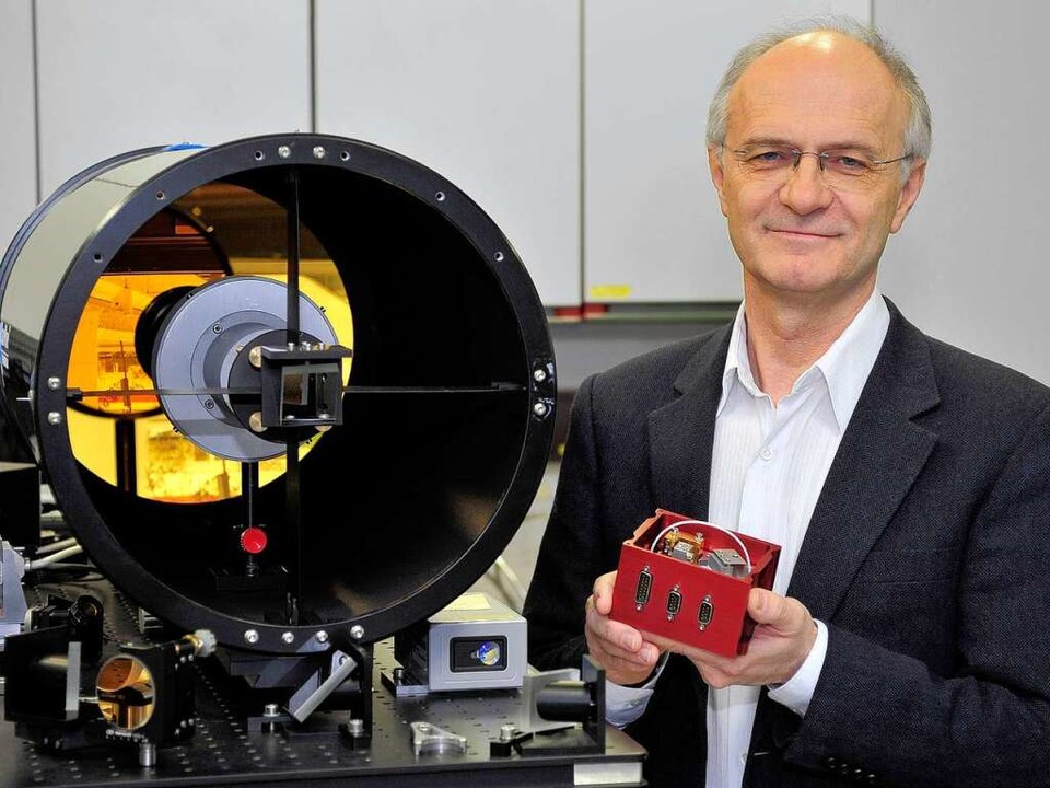 Frank Fuchs mit dem Laser in der Hand....der Parabolspiegel der Infrarot-Kamera  | Foto: Thomas Kunz