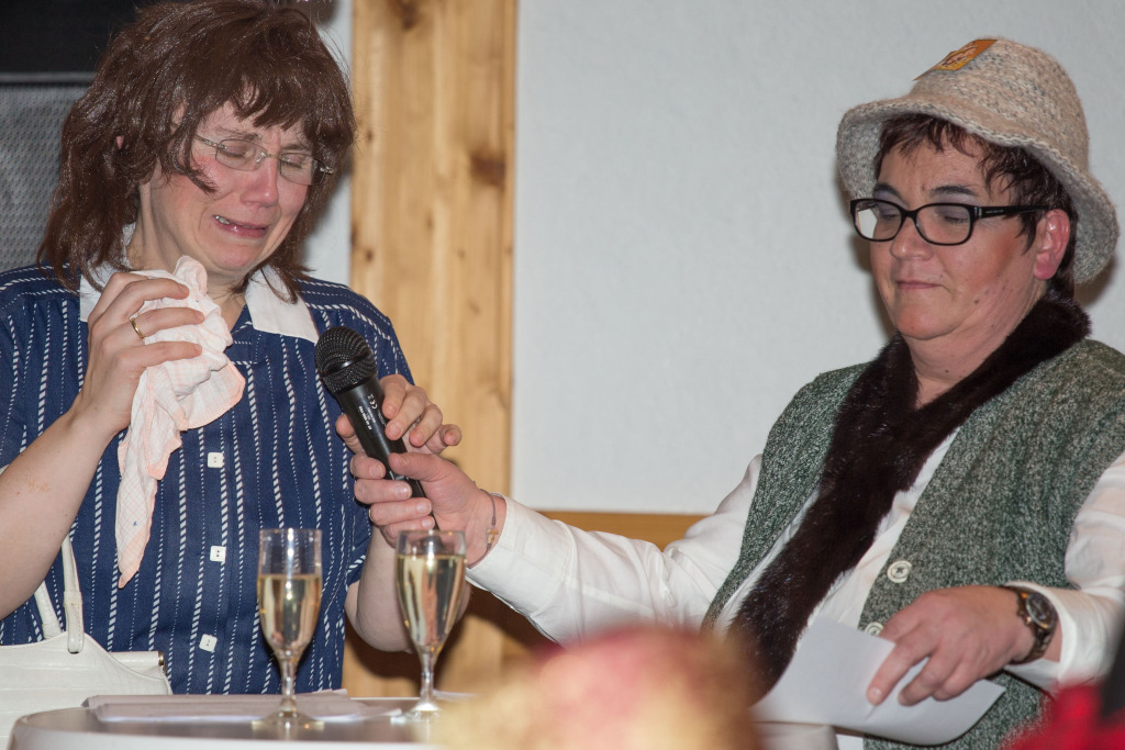 Christiane und Michaela: Oh ist das alles so traurig, ohne Pfarrer Fritz - da hilft nur ein Glchen Sekt.