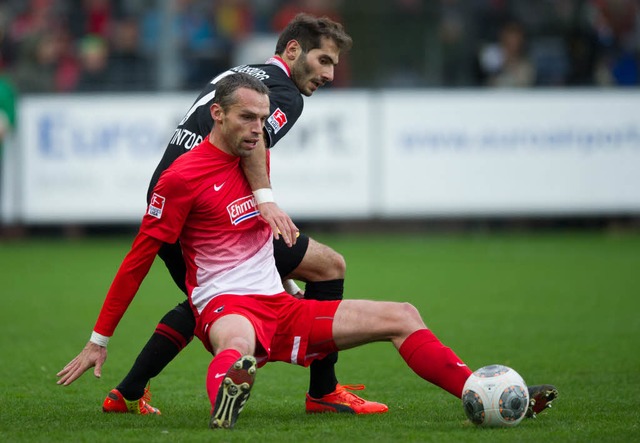 Pavel Krmas (in rot) und der SC Freibu...f im Tabellenkeller auf Platz 17 fest.  | Foto: dpa