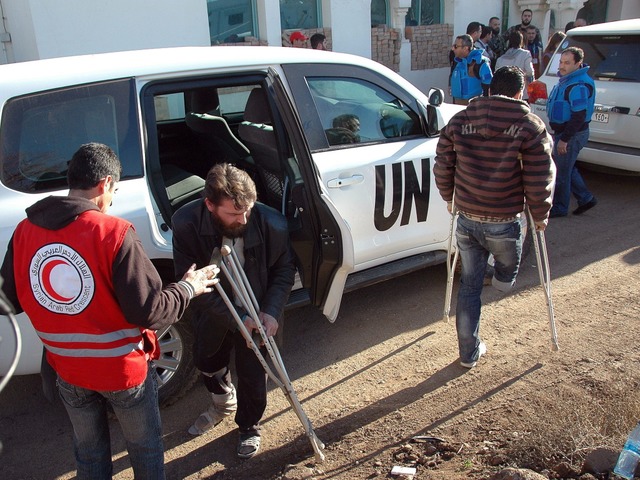 Rot-Kreuz- und Rot-Halbmund-Helfer in Homs.  | Foto: dpa