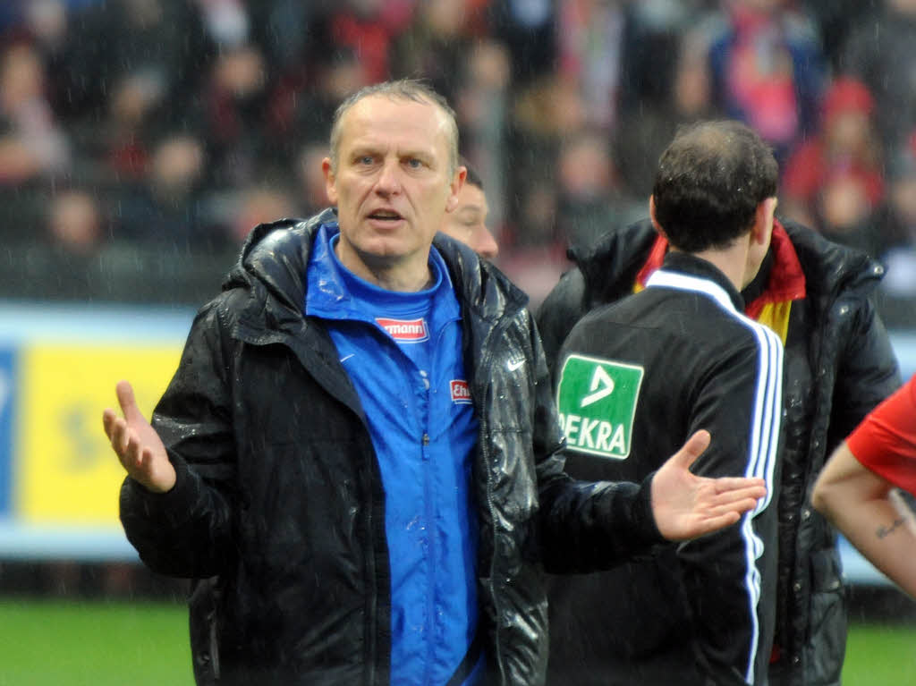 Jetzt wird es ganz schwer die Klasse zu halten. Am Freitag spielt Freiburg in Berlin, danach zu Hause gegen Dortmund.