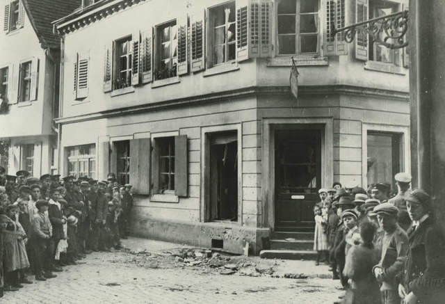 Schaulustige vor dem von Bomben besch... Link in der Offenburger Lange Strae.  | Foto: Stgadtarchiv