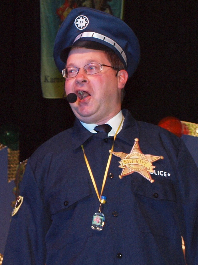 Prunksitzung in Herbolzheim: Pfarrer Martin Sauer als Stadtsheriff macht auf blau.