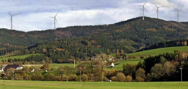 Windenergieanlagen in Winden: Fotomont...n in 3,2 bis 4,5 Kilometer Entfernung   | Foto:  Faktorgrn